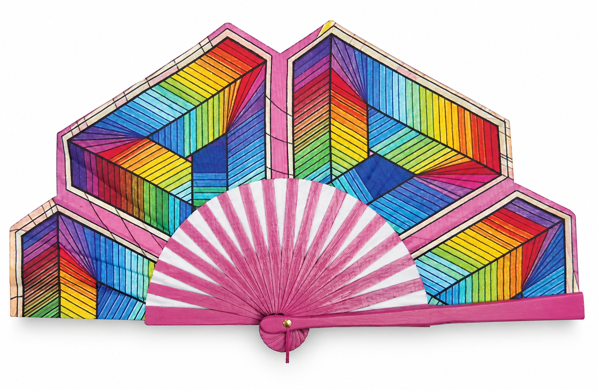 Ventaglio in legno e seta con esagoni arcobaleno e stecche fucsia, bordo a spigoli — Merceria Rispoli 1904
